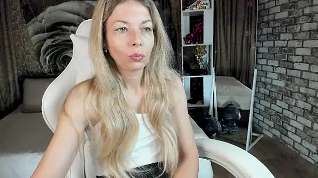 Snapshot of Eva_Melow chatting on April 19, 2026, 12:39 pm Eva Melow online show from April 19, 2026, 12:39 pm