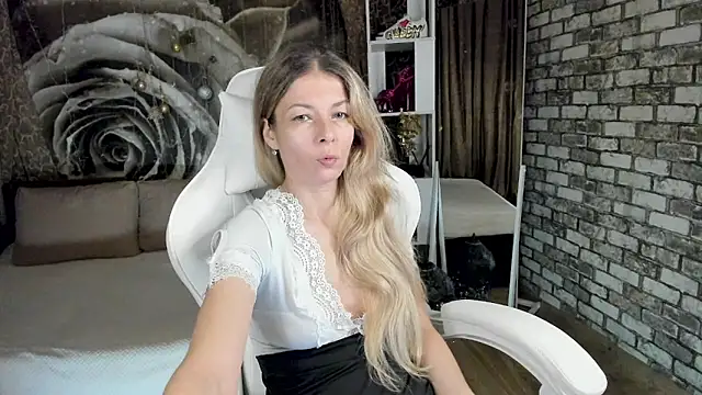 Eva Melow online show from April 3, 2026, 2:12 pm