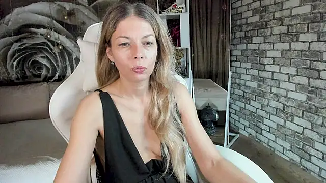 Snapshot of Eva_Melow chatting on April 15, 2026, 12:32 pm Eva Melow online show from April 15, 2026, 12:32 pm