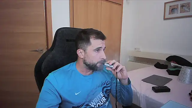 alex877x online show from November 5, 2025, 4:43 pm