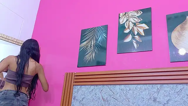 littlee emilyy  online show from May 6, 2026, 1:04 pm