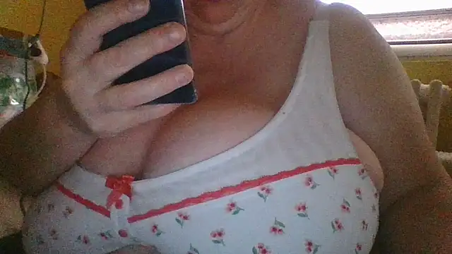 Nataliesbestjuggs online show from November 8, 2025, 10:08 am