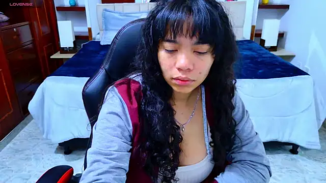 laureentt  online show from November 21, 2025, 3:16 am