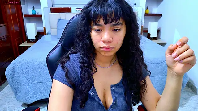 laureentt  online show from November 12, 2025, 3:10 am