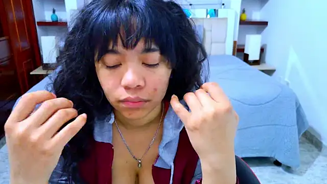 laureentt  online show from November 14, 2025, 3:10 am