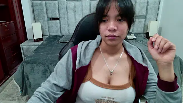Snapshot of laureentt_ chatting on June 8, 2026, 3:18 am laureentt online show from June 8, 2026, 3:18 am
