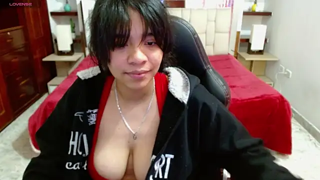 laureentt  online show from March 10, 2025, 9:23 am