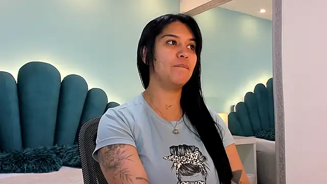 sharlott18 online show from October 23, 2025, 1:32 pm