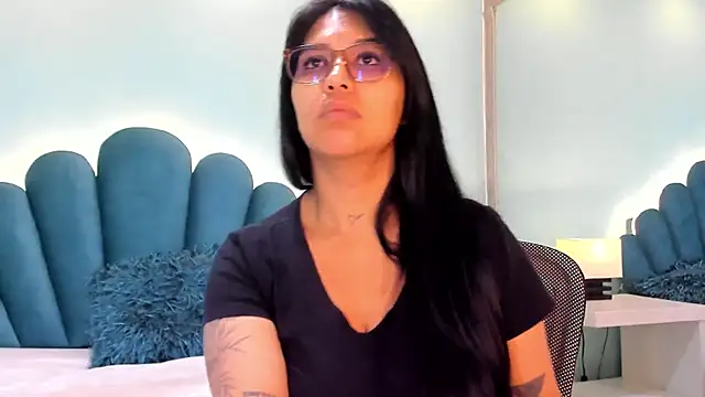 sharlott18 online show from November 15, 2025, 2:32 pm