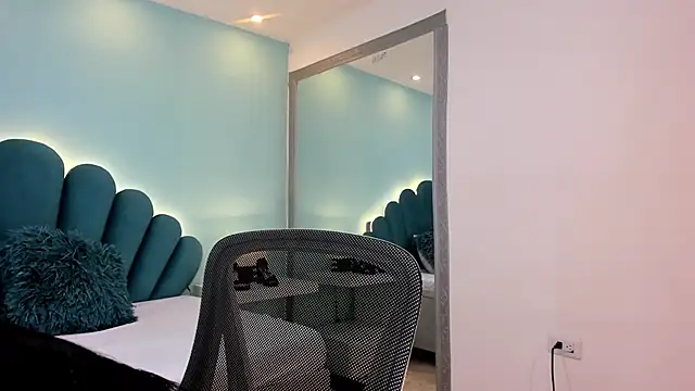 Snapshot of sharlott18 chatting on February 13, 2026, 1:33 pm sharlott18 online show from February 13, 2026, 1:33 pm