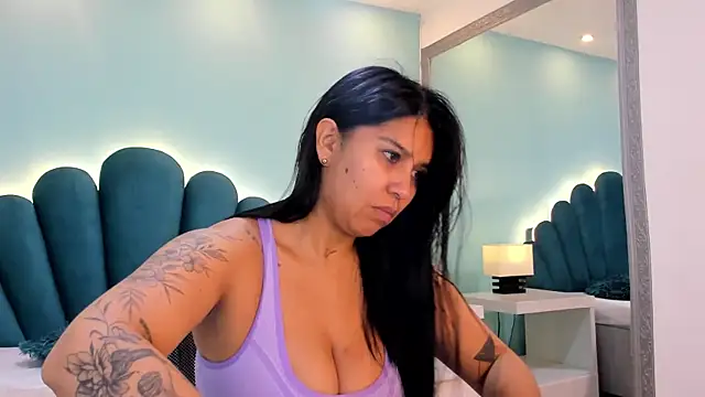 sharlott18 online show from November 11, 2025, 12:44 pm