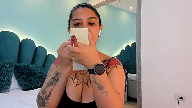 Snapshot of sharlott18 chatting on February 19, 2026, 12:57 pm sharlott18 online show from February 19, 2026, 12:57 pm