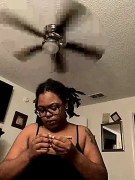 Snapshot of SweetHoneyBunz chatting on November 7, 2025, 5:17 pm SweetHoneyBunz online show from November 7, 2025, 5:17 pm