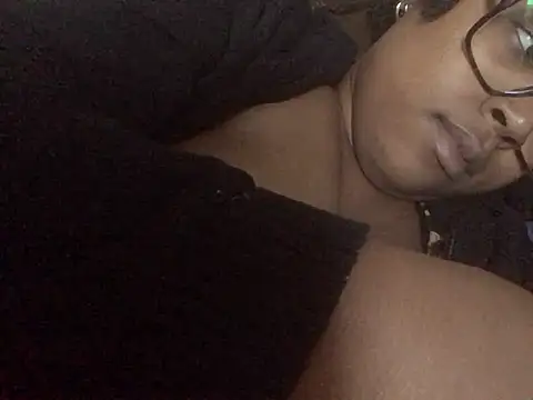 Snapshot of SweetHoneyBunz chatting on November 4, 2025, 9:51 pm SweetHoneyBunz online show from November 4, 2025, 9:51 pm