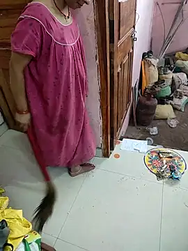 COUPLLE VILLAGE online show from October 22, 2025, 9:42 am