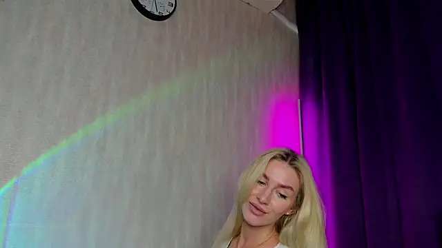 Snapshot of Miss_Kreez chatting on October 13, 2025, 8:27 am Miss Kreez online show from October 13, 2025, 8:27 am