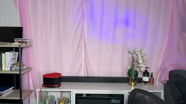 SashaEstrella online show from March 28, 2026, 7:09 am