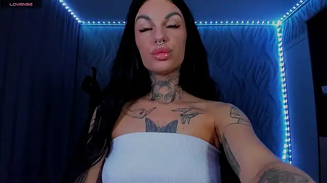 Snapshot of angel_devil_forever chatting on June 25, 2026, 10:59 pm angel devil forever online show from June 25, 2026, 10:59 pm