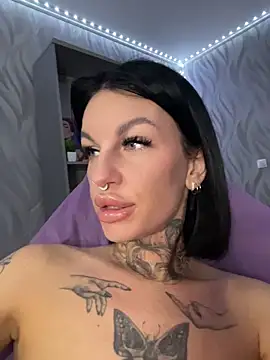 Snapshot of angel_devil_forever chatting on June 17, 2026, 10:19 pm angel devil forever online show from June 17, 2026, 10:19 pm