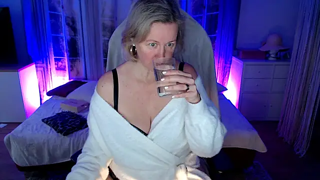 Snapshot of MarleneBloem chatting on November 14, 2025, 9:57 am MarleneBloem online show from November 14, 2025, 9:57 am