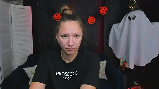 Snapshot of SarahCoksss chatting on October 28, 2025, 1:17 am SarahCoksss online show from October 28, 2025, 1:17 am