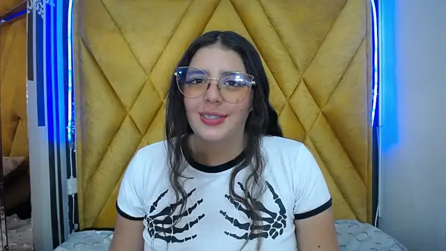 Paola Lyon  online show from February 7, 2025, 9:04 pm