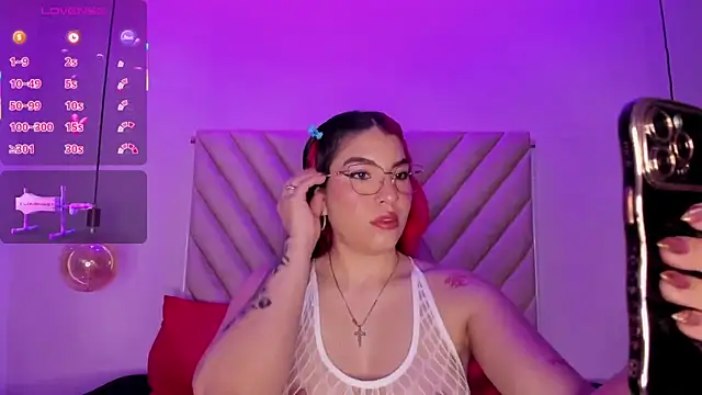 Snapshot of EmmaSwift_ chatting on October 9, 2025, 12:22 am EmmaSwift online show from October 9, 2025, 12:22 am