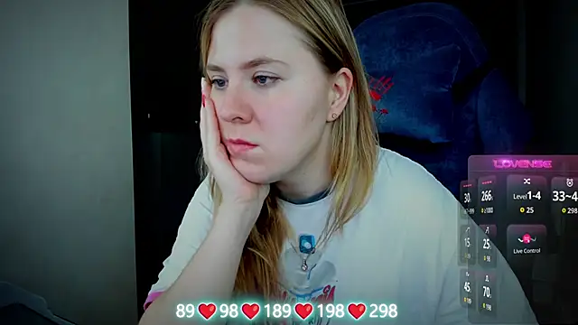 Snapshot of Olivia_Munk chatting on November 2, 2025, 3:44 am Olivia Munk online show from November 2, 2025, 3:44 am