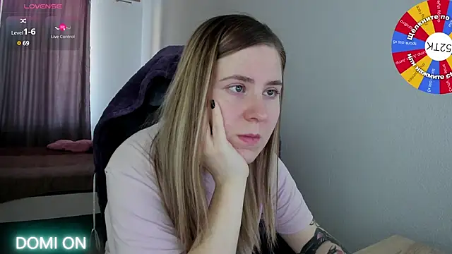 Snapshot of Olivia_Munk chatting on February 19, 2025, 6:44 am Olivia Munk online show from February 19, 2025, 6:44 am
