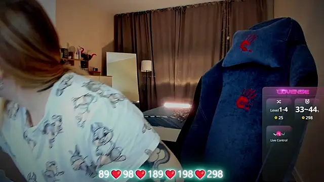 Snapshot of Olivia_Munk chatting on October 21, 2025, 4:01 am Olivia Munk online show from October 21, 2025, 4:01 am