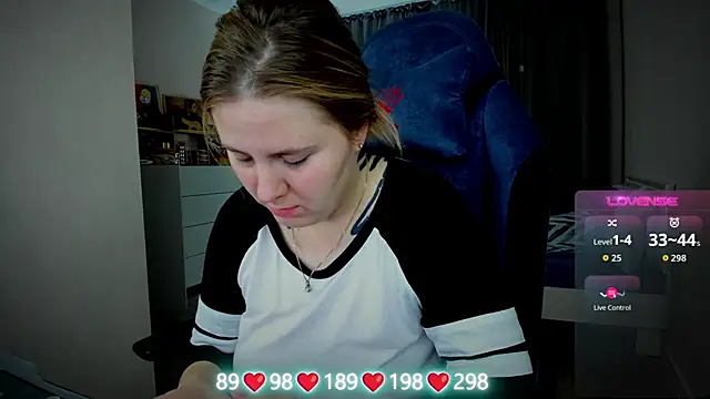 Snapshot of Olivia_Munk chatting on October 31, 2025, 3:58 am Olivia Munk online show from October 31, 2025, 3:58 am