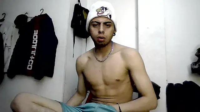 Snapshot of Mollly_n_david chatting on November 12, 2025, 7:01 am Mollly n david online show from November 12, 2025, 7:01 am