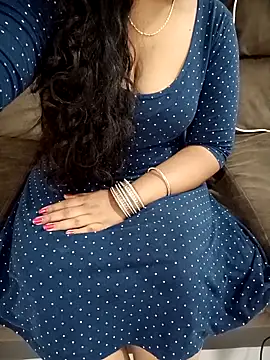 Mounika25 online show from November 18, 2025, 11:57 am