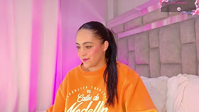Snapshot of smiling__girl2 chatting on October 15, 2025, 9:12 pm smiling girl2 online show from October 15, 2025, 9:12 pm