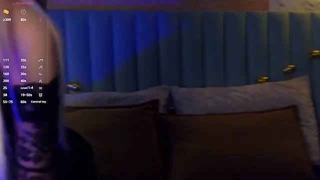 Snapshot of CarolReeves chatting on October 31, 2025, 6:21 am CarolReeves online show from October 31, 2025, 6:21 am