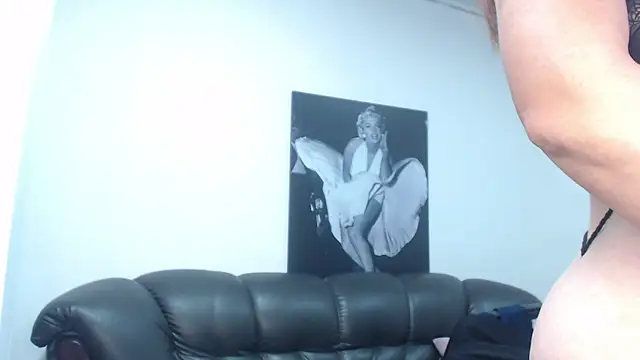 Snapshot of camilleDiaz16 chatting on November 16, 2025, 9:30 pm camilleDiaz16 online show from November 16, 2025, 9:30 pm