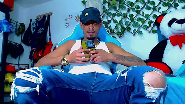 Snapshot of black_latin23cm chatting on March 19, 2026, 10:43 pm black latin23cm online show from March 19, 2026, 10:43 pm