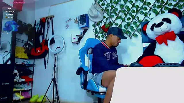 black latin23cm online show from January 11, 2026, 1:34 am