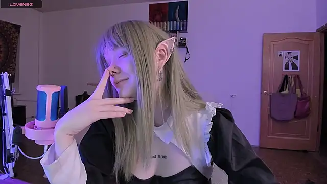 cyber whore  online show from November 11, 2025, 4:24 pm