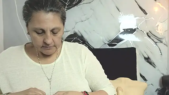 Snapshot of merlyna_goldens chatting on October 15, 2025, 1:37 am merlyna goldens online show from October 15, 2025, 1:37 am