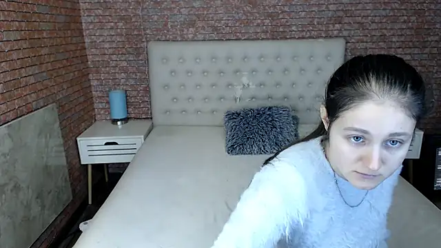 Holliy Cooper online show from February 18, 2025, 1:33 pm