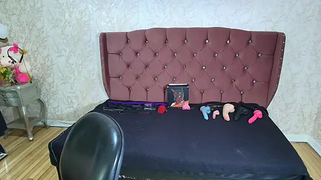 HannaCarrter online show from November 10, 2025, 11:15 am