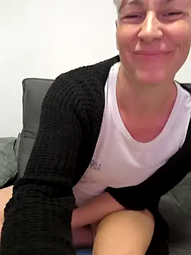 Snapshot of DarleenHot chatting on October 21, 2025, 6:29 pm DarleenHot online show from October 21, 2025, 6:29 pm