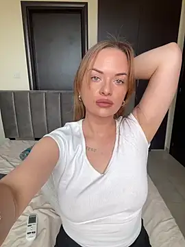 Snapshot of ElenaRebelle chatting on February 13, 2026, 11:21 am ElenaRebelle online show from February 13, 2026, 11:21 am