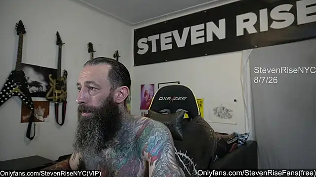 Snapshot of StevenRiseNYC chatting on August 7, 2026, 9:32 pm StevenRiseNYC online show from August 7, 2026, 9:32 pm