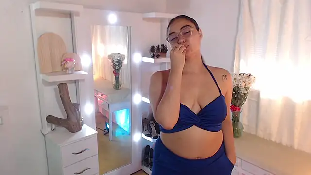 Snapshot of _Kim__M chatting on November 12, 2025, 12:09 pm Kim M online show from November 12, 2025, 12:09 pm