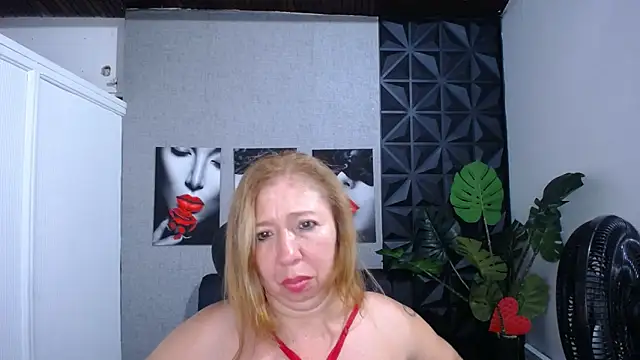 Snapshot of Valentinaa_mature chatting on June 6, 2026, 12:38 am Valentinaa mature online show from June 6, 2026, 12:38 am