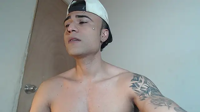 Snapshot of Cristian_salass chatting on December 23, 2024, 10:21 am Cristian salass online show from December 23, 2024, 10:21 am