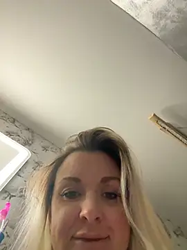 Snapshot of Bella-Tight chatting on February 18, 2026, 7:10 pm Bella-Tight online show from February 18, 2026, 7:10 pm