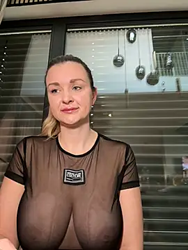 Snapshot of Bella-Tight chatting on February 27, 2026, 6:46 am Bella-Tight online show from February 27, 2026, 6:46 am